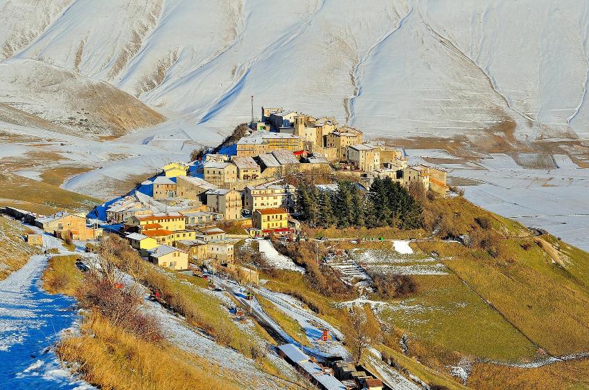 CASTELLUCCIO DI NORCIA, E LA FAMOSA FIORITURA (UMBRIA) CASTELLUCCIO DI NORCIA, E LA FAMOSA FIORITURA (UMBRIA)