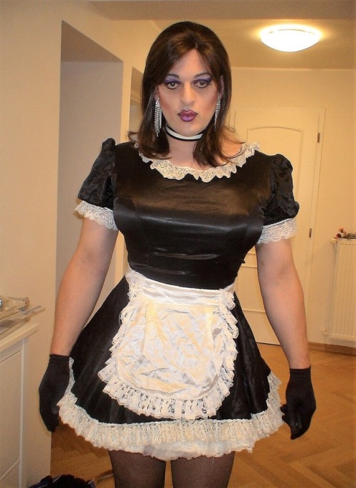 Curvy sissy cumshot maid