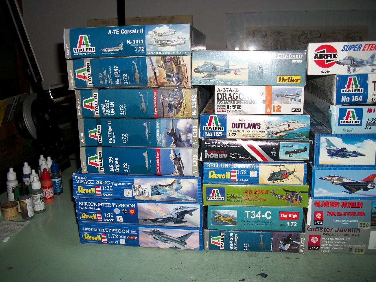 Svendo la mia collezione di kits di aerei.