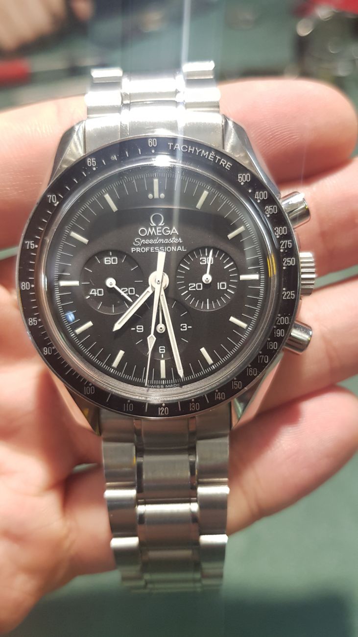 Omega Speedmaster Professional Moonwatch: Esalite, Zaffiro ed \