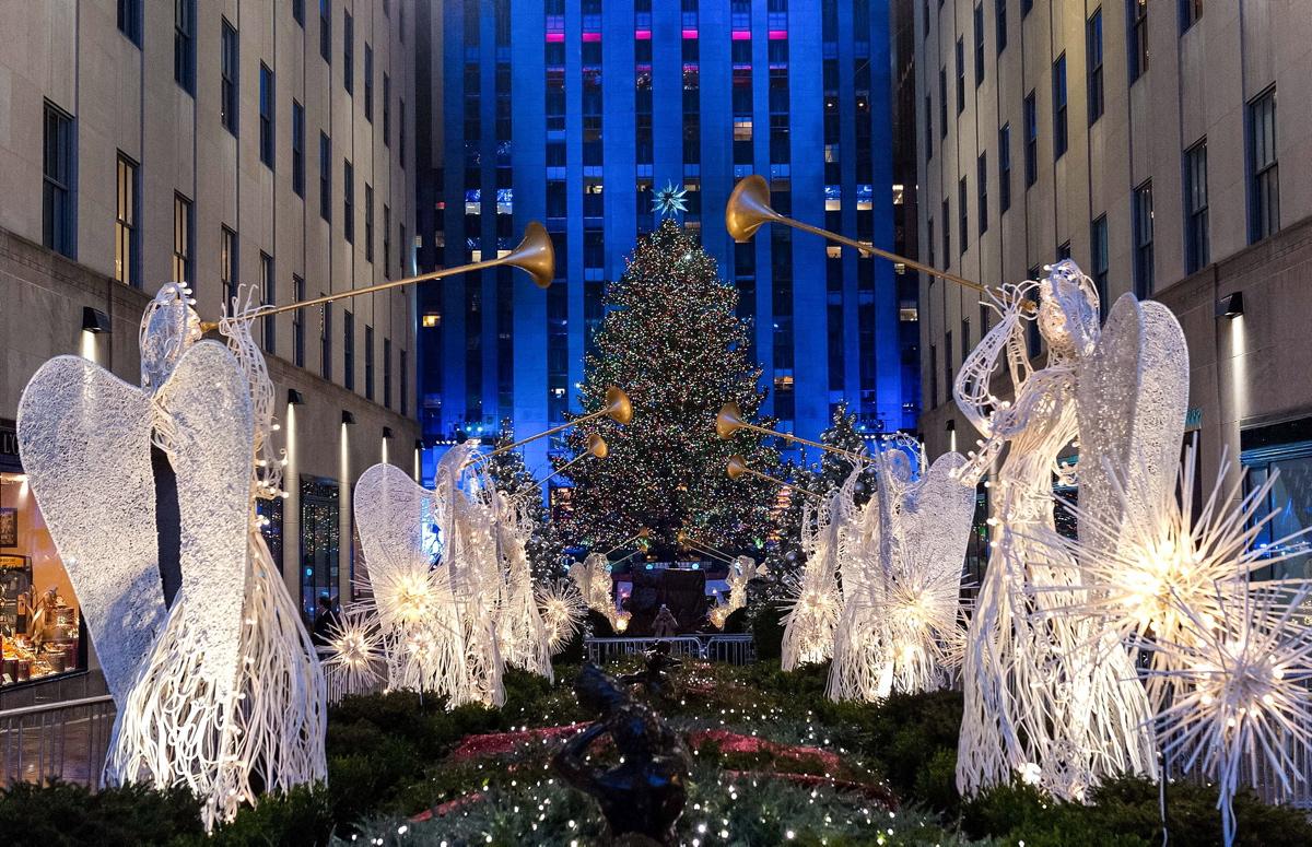Alberi Di Natale Più Grandi Del Mondo GLI ALBERI DI NATALE PIÙ GRANDI E ABBAGLIANTI DEL MONDO (FOTO)