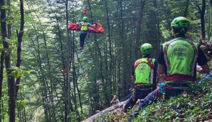 Si siede per guardare il panorama, ma scivola e precipita in un dirupo
