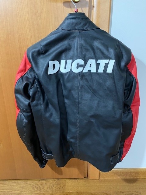Vendo giacca moto in pelle Ducati